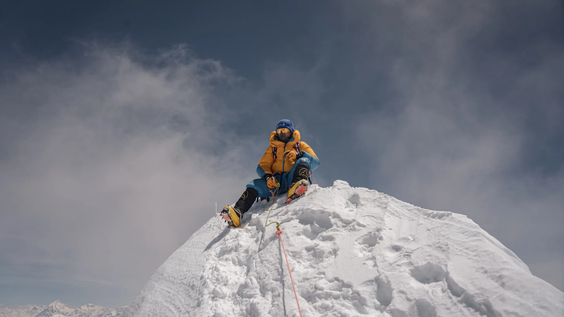 El escalador nepalí Nima Rinji en una cumbre El escalador nepalí Nima Rinji en una cumbre