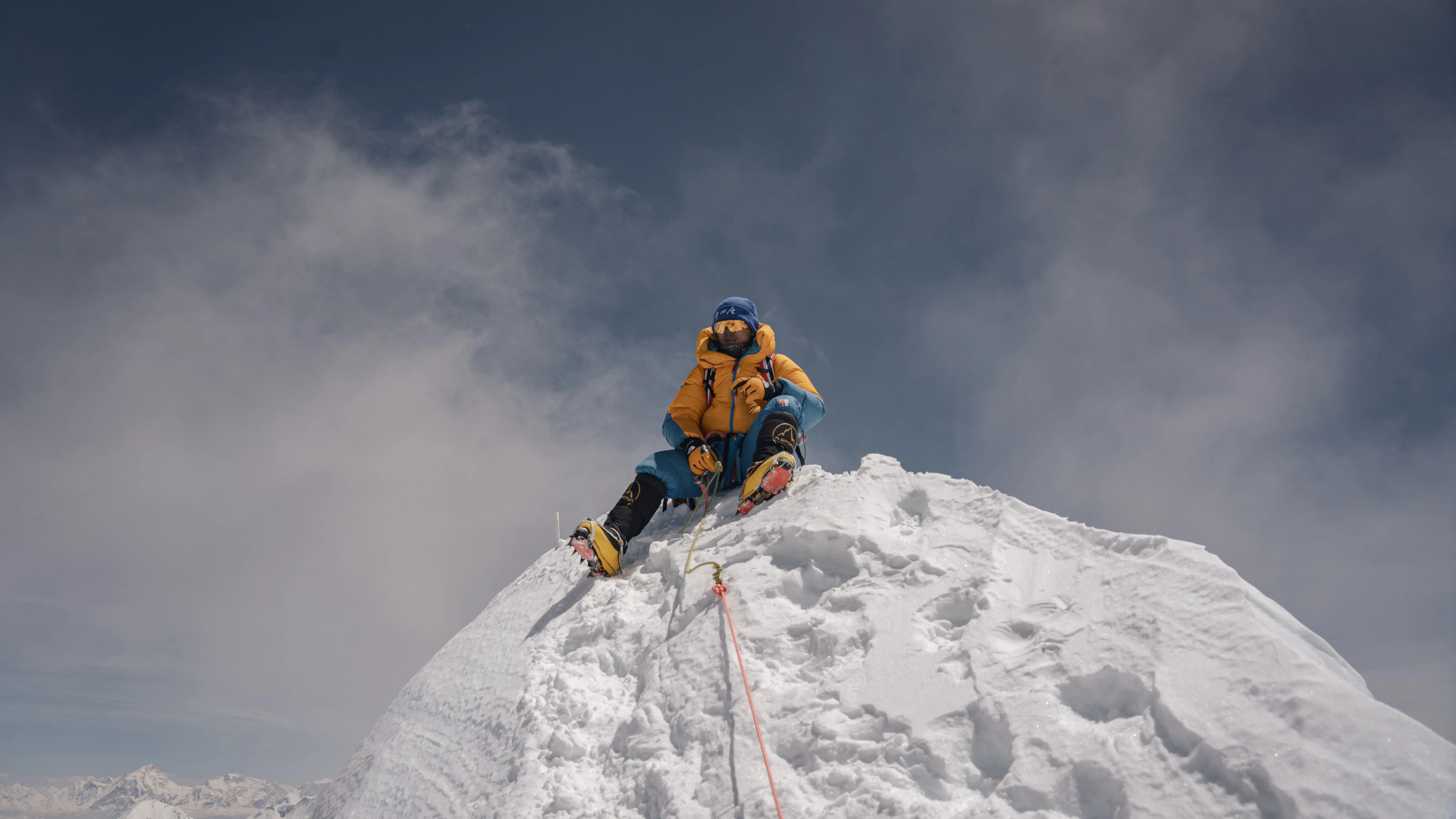 El escalador nepalí Nima Rinji en una cumbre El escalador nepalí Nima Rinji en una cumbre