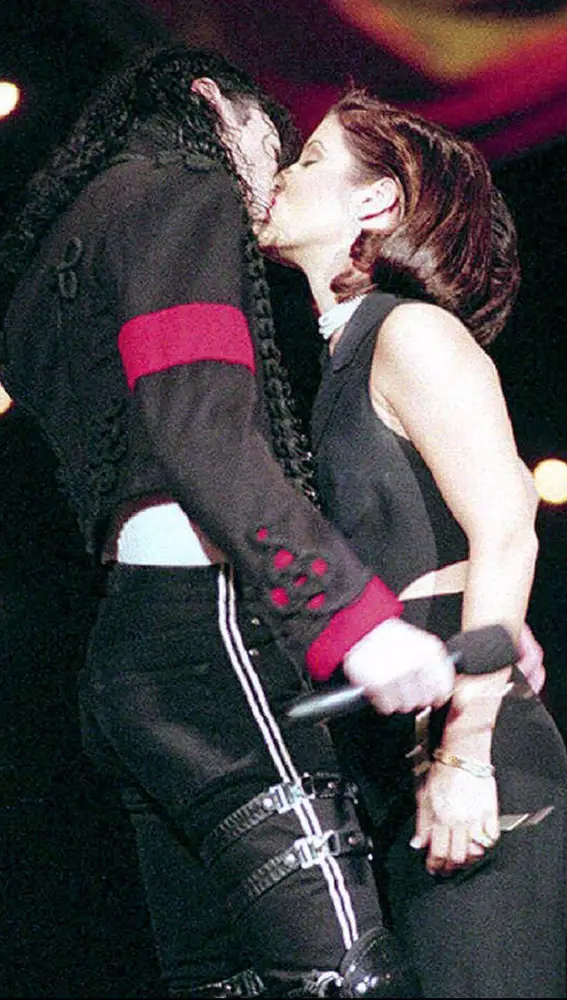 Lisa Marie Presley y Michael Jackson besándose en 1994 en los MTV VMA's Lisa Marie Presley y Michael Jackson besándose en 1994 en los MTV VMA's