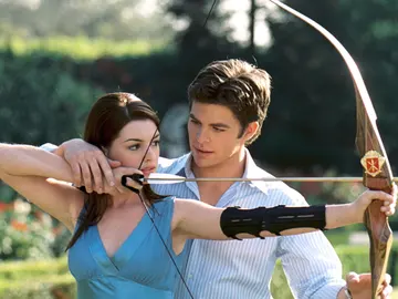 Chris Pine como Lord Nicholas Devereaux y Anne Hathaway como Mia Thermopholis en Princesa por sorpresa 2 Chris Pine como Lord Nicholas Devereaux y Anne Hathaway como Mia Thermopholis en Princesa por sorpresa 2