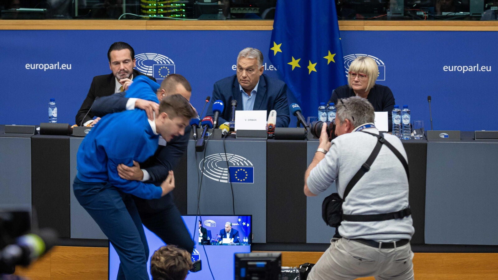 Un activista irrumpe en una rueda de prensa de Viktor Orbán para reprocharle su apoyo a Rusia