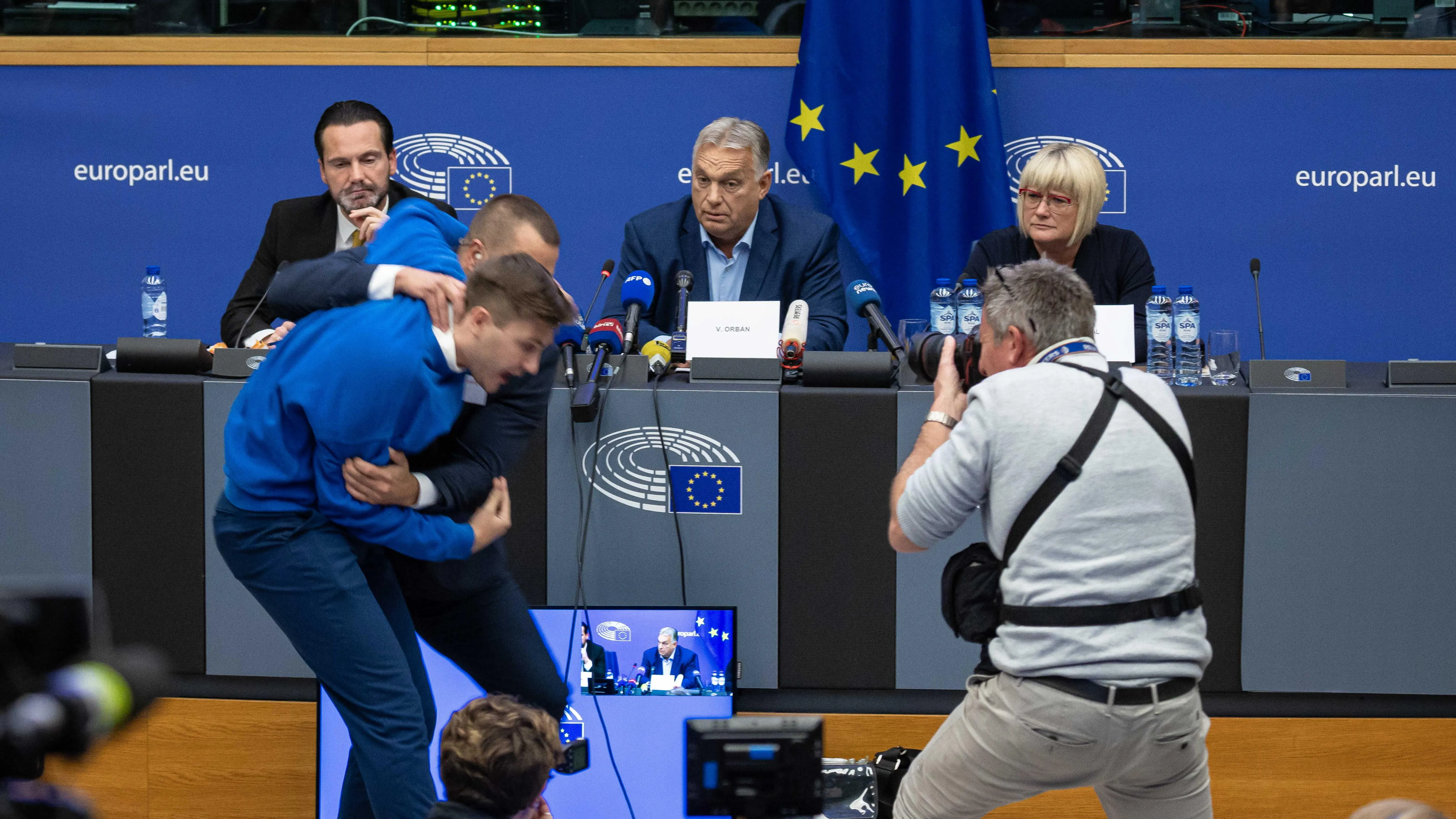 Viktor Orb&aacute;n, sorprendido por un espont&aacute;neo.