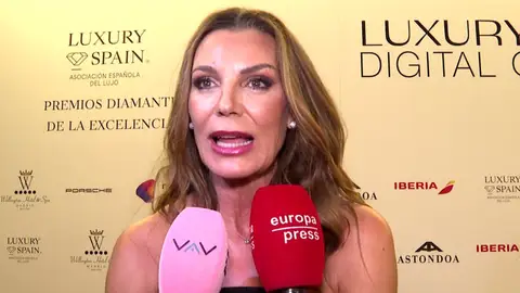 Mar Flores haciendo declaraciones a la prensa Mar Flores haciendo declaraciones a la prensa