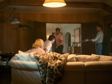 Chloe Sevigny como Kitty Menéndez, Javier Bardem como Jose Ménendez, Nicholas Chavez como Lyle Ménendez y Cooper Koch como Erik Menéndez en la serie de Netflix Chloe Sevigny como Kitty Menéndez, Javier Bardem como Jose Ménendez, Nicholas Chavez como Lyle Ménendez y Cooper Koch como Erik Menéndez en la serie de Netflix