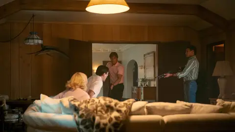 Chloe Sevigny como Kitty Menéndez, Javier Bardem como Jose Ménendez, Nicholas Chavez como Lyle Ménendez y Cooper Koch como Erik Menéndez en la serie de Netflix Chloe Sevigny como Kitty Menéndez, Javier Bardem como Jose Ménendez, Nicholas Chavez como Lyle Ménendez y Cooper Koch como Erik Menéndez en la serie de Netflix