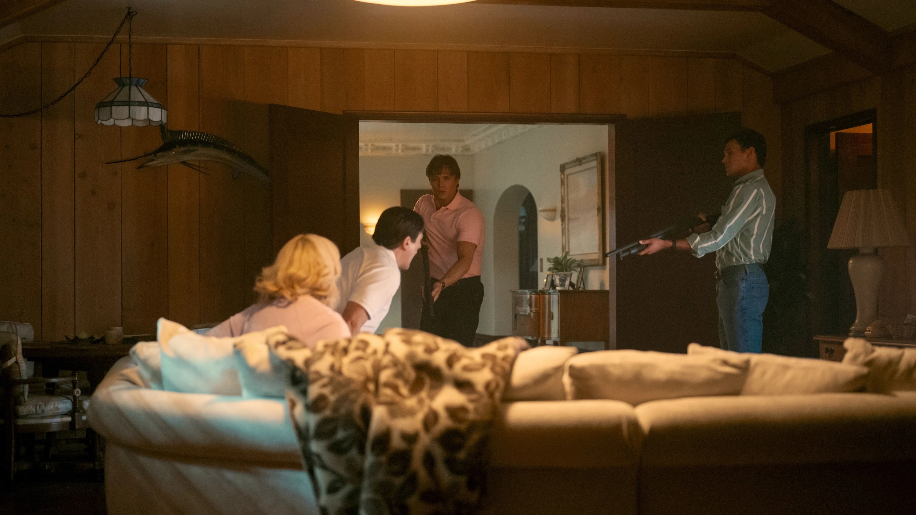 Chloe Sevigny como Kitty Menéndez, Javier Bardem como Jose Ménendez, Nicholas Chavez como Lyle Ménendez y Cooper Koch como Erik Menéndez en la serie de Netflix Chloe Sevigny como Kitty Menéndez, Javier Bardem como Jose Ménendez, Nicholas Chavez como Lyle Ménendez y Cooper Koch como Erik Menéndez en la serie de Netflix