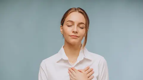 Persona calmando su ansiedad Persona calmando su ansiedad