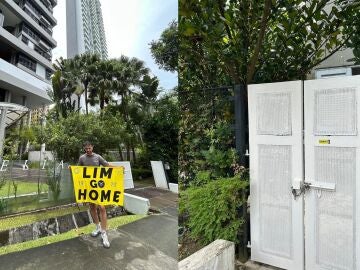 El aficionado del Valencia, junto a la casa de Peter Lim en Singapur