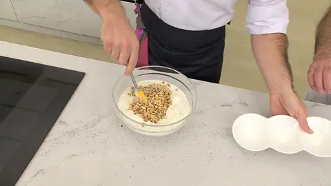 Mezcla los ingredientes hasta que desaparezca la harina Mezcla los ingredientes hasta que desaparezca la harina