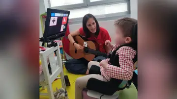 Una familia de Barakaldo vende lotería para costear los tratamientos de su hijo diagnosticado con lisencefalia. Una familia de Barakaldo vende lotería para costear los tratamientos de su hijo diagnosticado con lisencefalia.