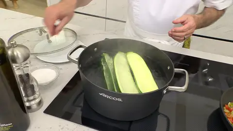 Introduce las cáscaras de los calabacines y cuécelos durante 3-4 minutos Introduce las cáscaras de los calabacines y cuécelos durante 3-4 minutos