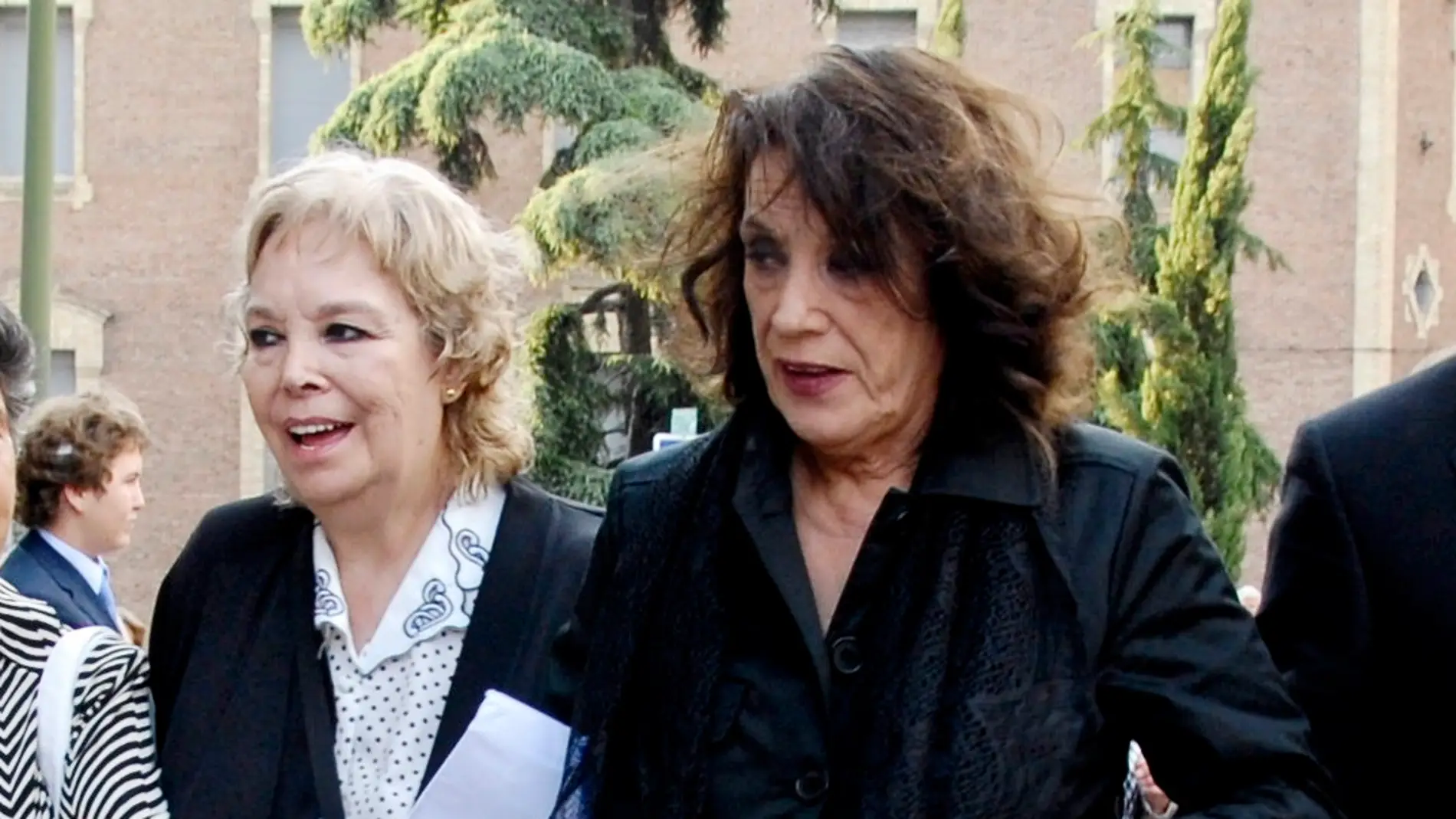 Elisa Montés y Terele Pávez en el funeral de Emma Penella Elisa Montés y Terele Pávez en el funeral de Emma Penella