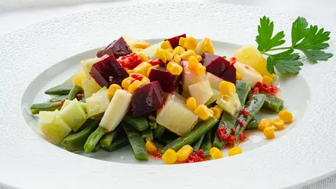 La ensalada espontánea de judías verdes, remolacha y manzana, de Karlos Arguiñano: "Con lo que tenía un día un amigo en la nevera" La ensalada espontánea de judías verdes, remolacha y manzana, de Karlos Arguiñano: "Con lo que tenía un día un amigo en la nevera"