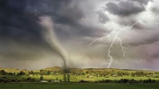 Montaje de un tornado y un rel&aacute;mpago sobre una aldea