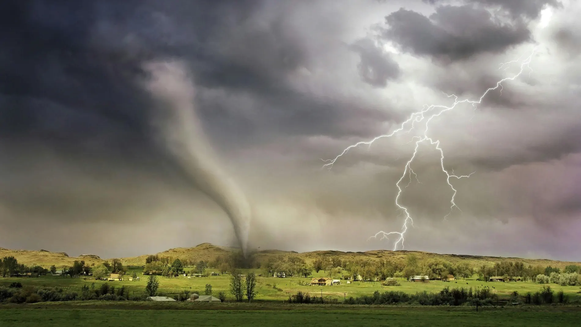 Montaje de un tornado y un relámpago sobre una aldea Montaje de un tornado y un relámpago sobre una aldea