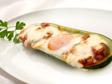 Calabacines rellenos de pisto, huevo y queso