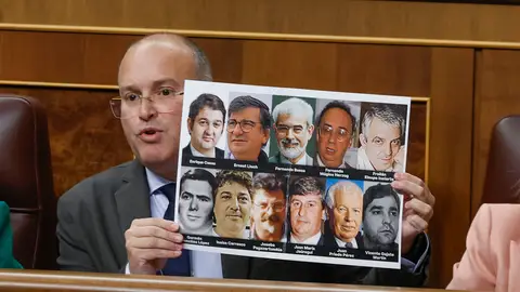Miguel Tellado muestra una imagen en el Congreso Miguel Tellado muestra una imagen en el Congreso