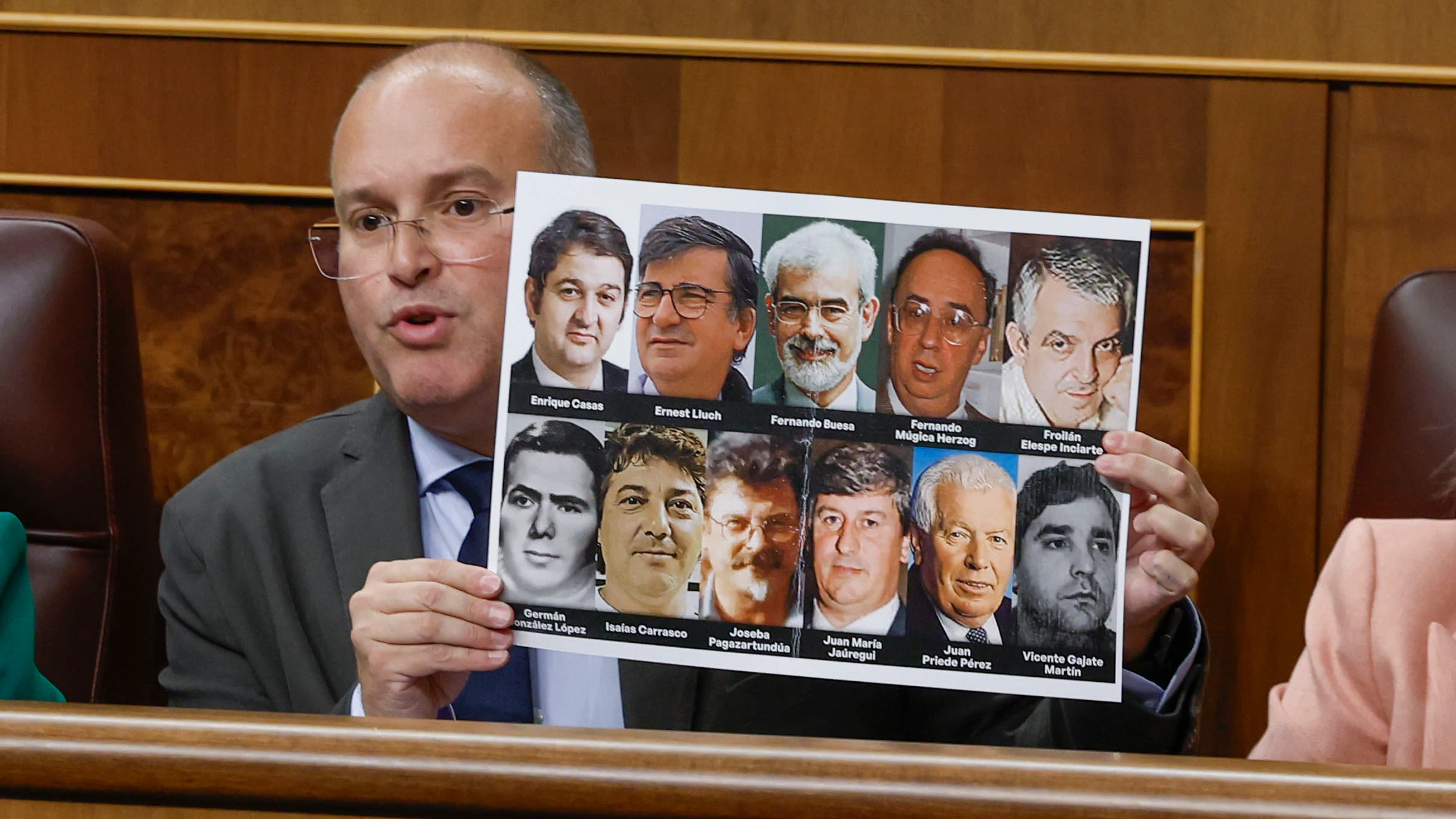 Miguel Tellado muestra una imagen en el Congreso