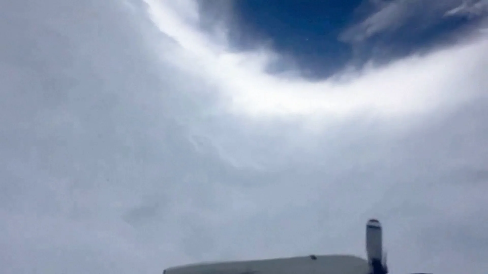 Los "cazatormentas" atraviesan el hurac&aacute;n con un avi&oacute;n.