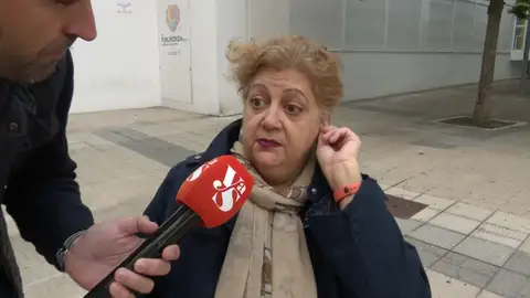 Obligan a María Ángeles a trabajar con andador por no reconocer su incapacidad Obligan a María Ángeles a trabajar con andador por no reconocer su incapacidad