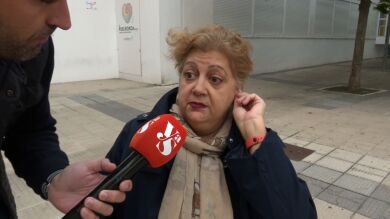 Obligan a María Ángeles a trabajar con andador por no reconocer su incapacidad
