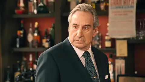 ¡Menuda sorpresa! Don Pedro se presenta en la cantina al descubrir la futura boda de su hijo Mateo ¡Menuda sorpresa! Don Pedro se presenta en la cantina al descubrir la futura boda de su hijo Mateo