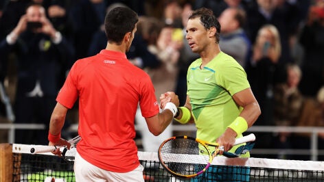 Novak Djokovic y Rafa Nadal se saludan tras la semifinal de Roland Garros en 2022