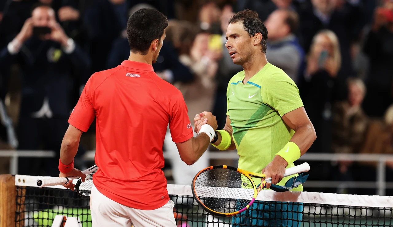 Novak Djokovic y Rafa Nadal se saludan tras la semifinal de Roland Garros en 2022