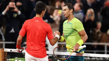 Novak Djokovic y Rafa Nadal se saludan tras la semifinal de Roland Garros en 2022 Novak Djokovic y Rafa Nadal se saludan tras la semifinal de Roland Garros en 2022