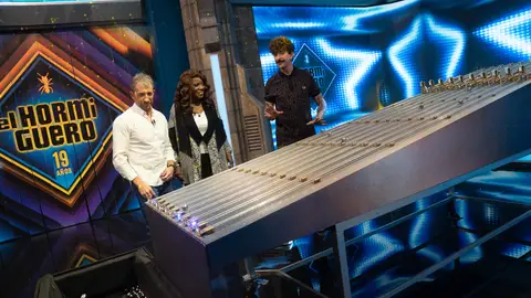 ¡Un instrumento a la altura de la invitada! Marron deja boquiabierta a Gloria Gaynor con el tobodance musical ¡Un instrumento a la altura de la invitada! Marron deja boquiabierta a Gloria Gaynor con el tobodance musical