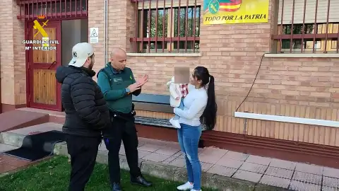 Guardia Civil salva a un bebé en Navarra Guardia Civil salva a un bebé en Navarra