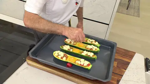 Rellena los extremos con el pisto y reparte encima los dados de queso Rellena los extremos con el pisto y reparte encima los dados de queso