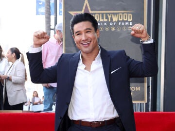 Mario Lopez, actor de Salvados por la campana, recibe su estrella en el Paseo de la Fama