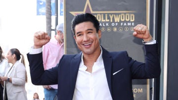 Mario Lopez, actor de Salvados por la campana, recibe su estrella en el Paseo de la Fama