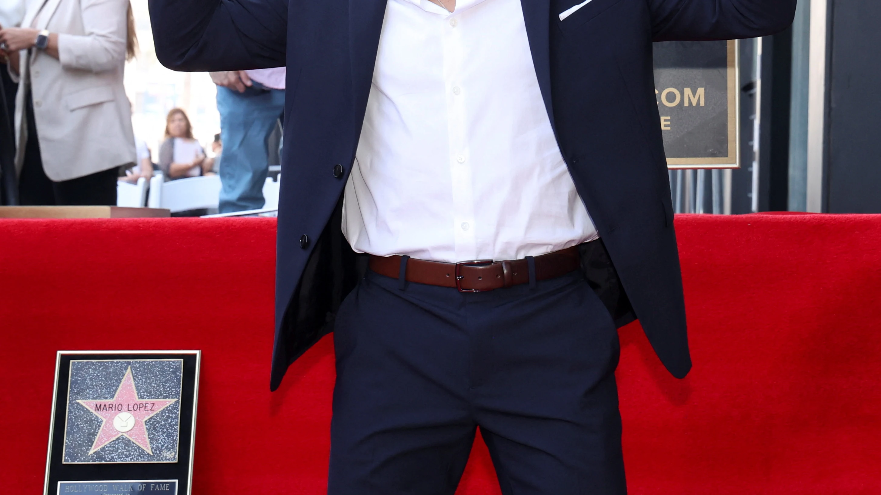 Mario Lopez, actor de Salvados por la campana, recibe su estrella en el Paseo de la Fama Mario Lopez, actor de Salvados por la campana, recibe su estrella en el Paseo de la Fama