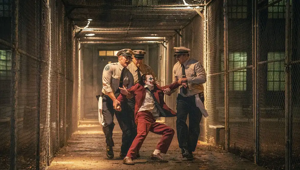 Joaquin Phoenix en una escena con los guardias en el de Joker 2 Joaquin Phoenix en una escena con los guardias en el de Joker 2