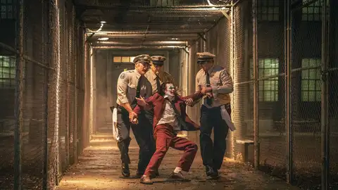 Joaquin Phoenix en una escena con los guardias en el de Joker 2 Joaquin Phoenix en una escena con los guardias en el de Joker 2