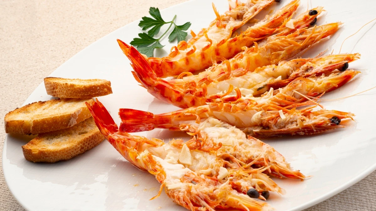 Un recet&oacute;n de fin de semana, de Karlos Argui&ntilde;ano: langostinos a la espalda en 6 minutos