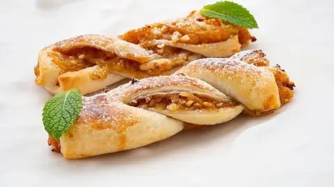 Lazos de hojaldre y manzana Lazos de hojaldre y manzana