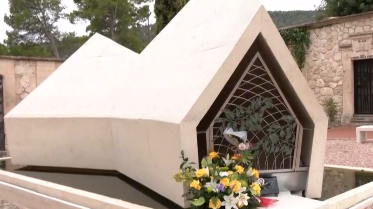 Crispación máxima por el mausoleo de Camilo Sesto: enfrentamientos que  culminan en denuncia