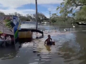 Rescatan a un niño tras el huracán en EEUU