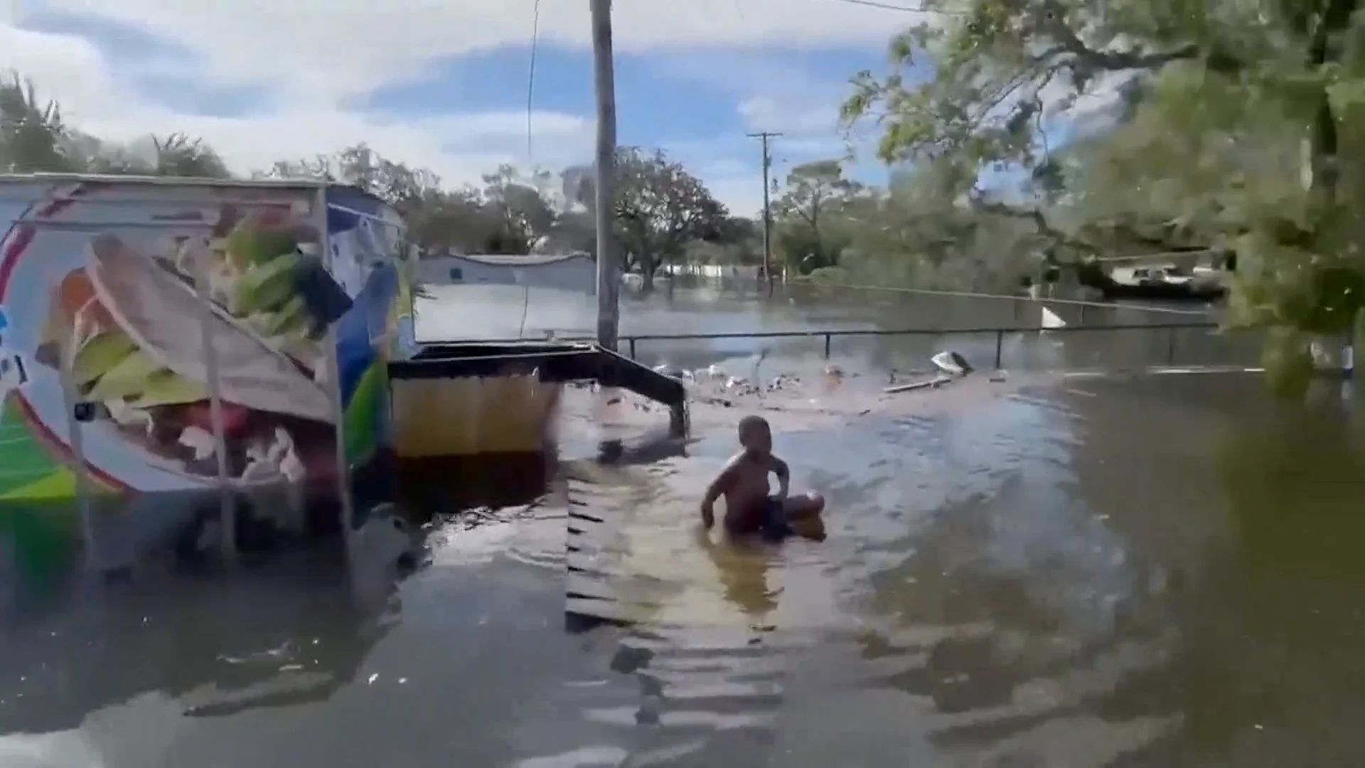 Rescatan a un ni&ntilde;o tras el hurac&aacute;n en EEUU