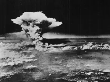 Nube de hongo generada por la bomba atómica Nube de hongo generada por la bomba atómica