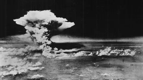 Nube de hongo generada por la bomba atómica Nube de hongo generada por la bomba atómica