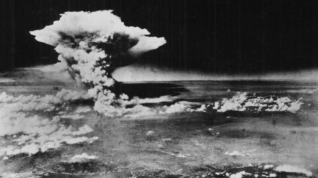 Nube de hongo generada por la bomba atómica Nube de hongo generada por la bomba atómica