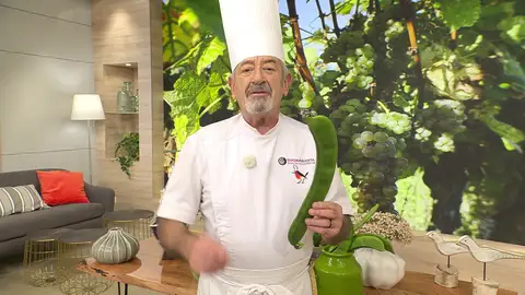 Arguiñano paraliza el programa para mostrar la judía amazónica que le han regalado: "La voy a abrir para que veáis la sorpresa que tiene dentro" Arguiñano paraliza el programa para mostrar la judía amazónica que le han regalado: "La voy a abrir para que veáis la sorpresa que tiene dentro"