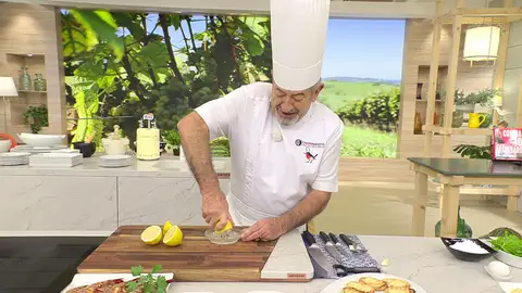 Pon el zumo en un bol y resérvalo Pon el zumo en un bol y resérvalo