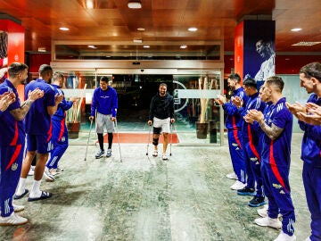 Carvajal y Rodri, recibidos por sus compañeros en Las Rozas