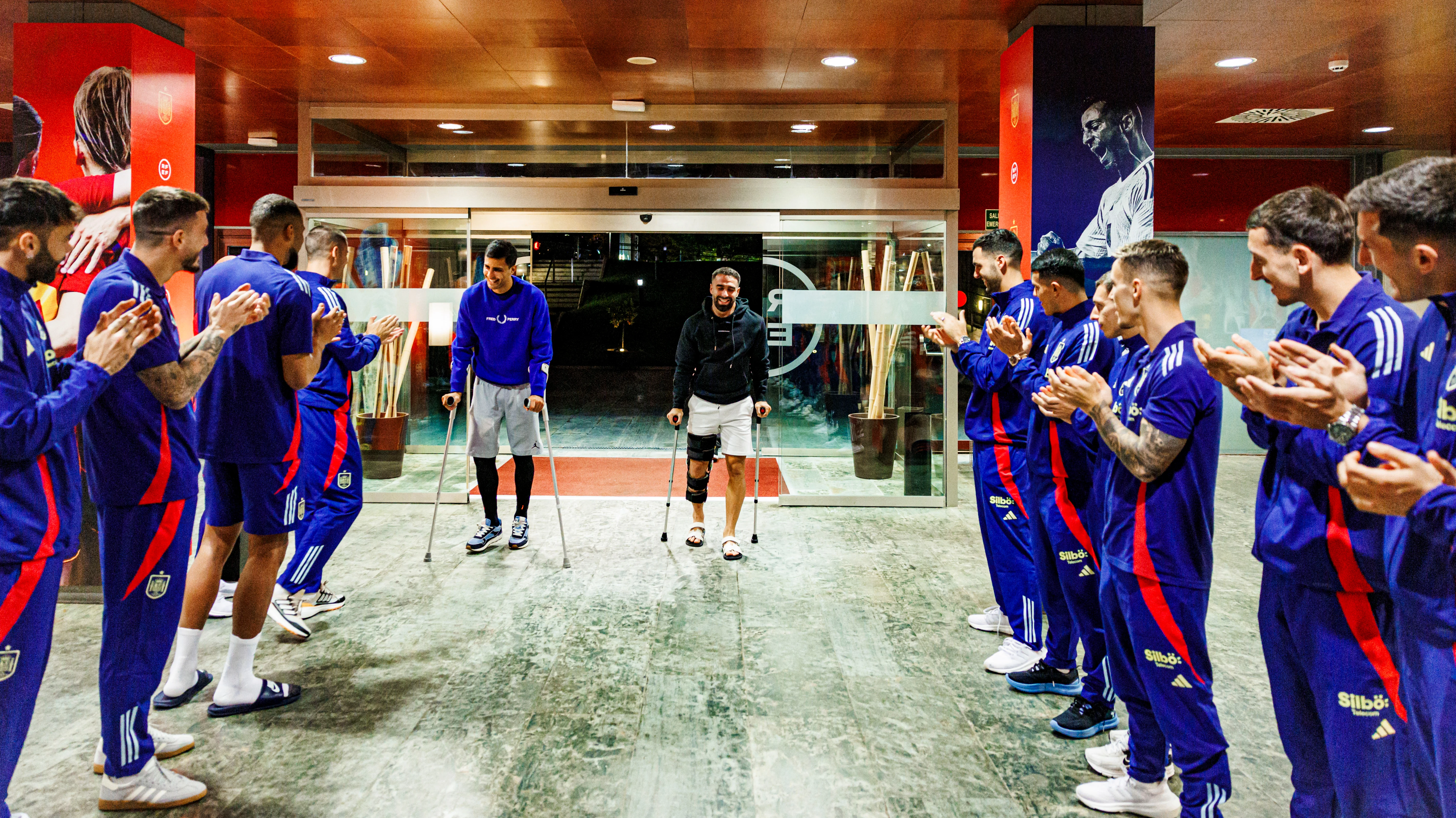 Carvajal y Rodri, recibidos por sus compañeros en Las Rozas Carvajal y Rodri, recibidos por sus compañeros en Las Rozas