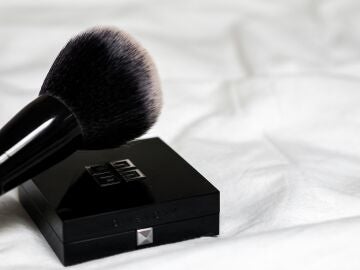 Polvos de maquillaje y brocha